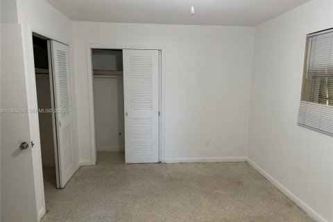 Casa en venta en Lehigh Acres, Florida, 3 dormitorios № 1983694 - foto 2