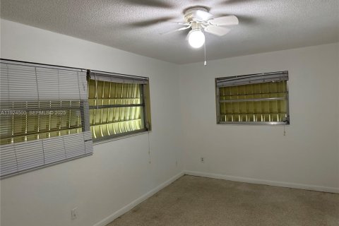 Casa en venta en Lehigh Acres, Florida, 3 dormitorios № 1983694 - foto 3