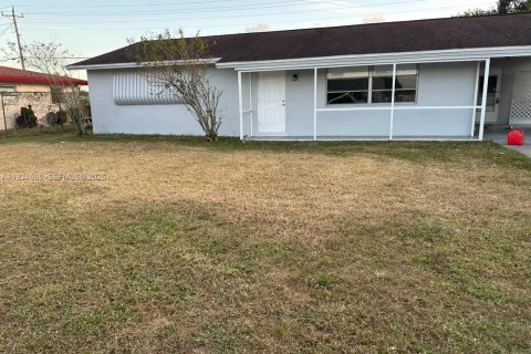 Casa en venta en Lehigh Acres, Florida, 3 dormitorios № 1983694 - foto 1