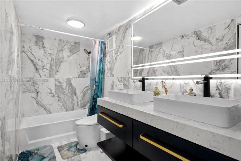 Condo in Sunny Isles Beach, Florida, 1 bedroom  № 1862952 - photo 11