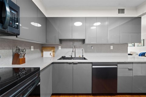Condo in Sunny Isles Beach, Florida, 1 bedroom  № 1862952 - photo 1