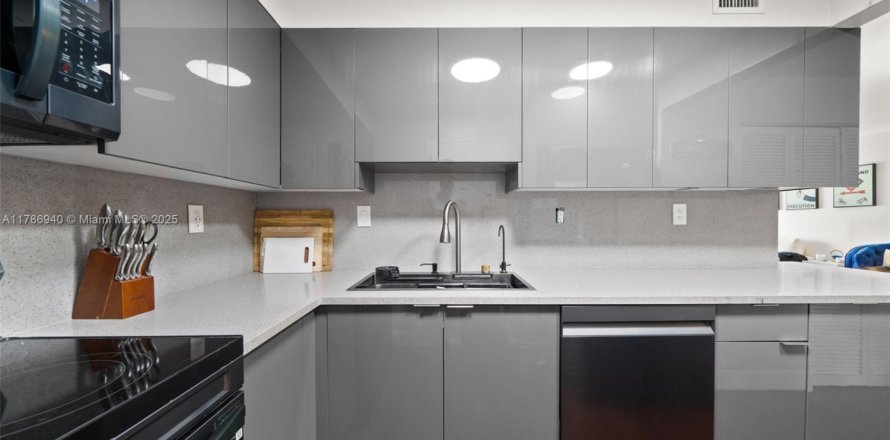 Condo in Sunny Isles Beach, Florida, 1 bedroom  № 1862952