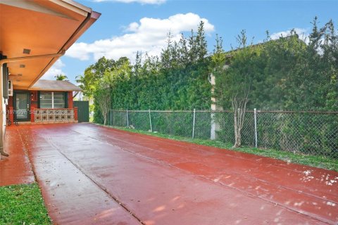 Immobilier commercial à vendre à Miami, Floride: 239.69 m2 № 2046444 - photo 3