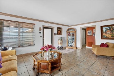 Immobilier commercial à vendre à Miami, Floride: 239.69 m2 № 2046444 - photo 8