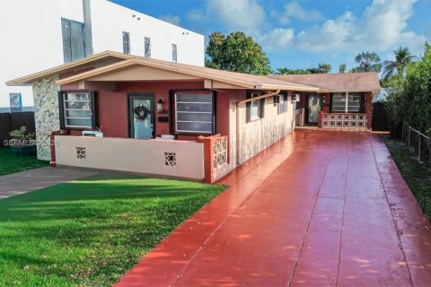 Immobilier commercial à vendre à Miami, Floride: 239.69 m2 № 2046444 - photo 2