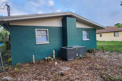 Propiedad comercial en venta en Fort Myers, Florida № 1880118 - foto 2