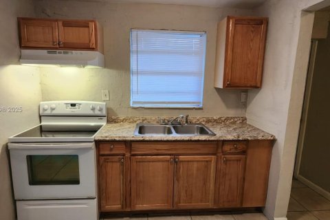 Propiedad comercial en venta en Fort Myers, Florida № 1880118 - foto 10