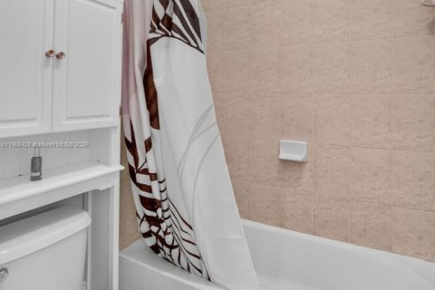 House in Homestead, Florida 3 bedrooms, 227.61 sq.m. № 1957067 - photo 28