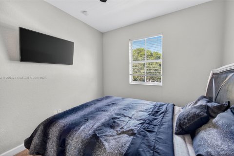 House in Homestead, Florida 3 bedrooms, 227.61 sq.m. № 1957067 - photo 24