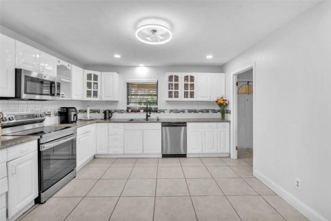 Villa ou maison à vendre à Miramar, Floride: 4 chambres, 125.42 m2 № 1966736 - photo 13