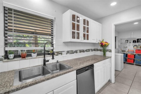 Villa ou maison à vendre à Miramar, Floride: 4 chambres, 125.42 m2 № 1966736 - photo 10