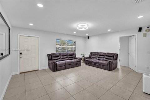 Villa ou maison à vendre à Miramar, Floride: 4 chambres, 125.42 m2 № 1966736 - photo 3