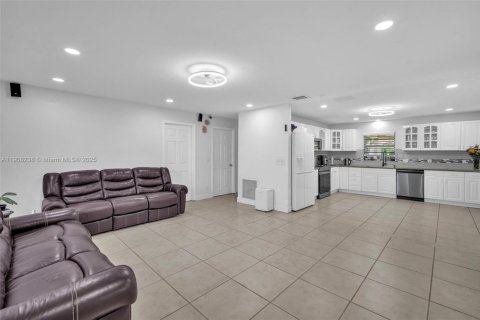 Villa ou maison à vendre à Miramar, Floride: 4 chambres, 125.42 m2 № 1966736 - photo 2