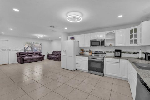 Villa ou maison à vendre à Miramar, Floride: 4 chambres, 125.42 m2 № 1966736 - photo 11