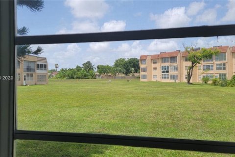 Condo in Sunrise, Florida, 1 bedroom  № 1732104 - photo 11