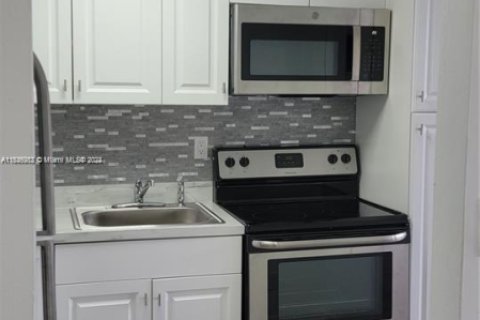 Condo in Sunrise, Florida, 1 bedroom  № 1732104 - photo 3