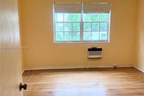 Condo in Miami Beach, Florida, 1 bedroom  № 2091002 - photo 14