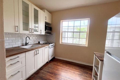 Condo in Miami Beach, Florida, 1 bedroom  № 2091002 - photo 16