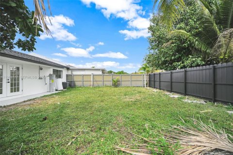 House in Miami Gardens, Florida 2 bedrooms, 80.55 sq.m. № 2030617 - photo 21