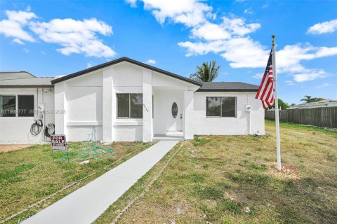 House in Miami Gardens, Florida 2 bedrooms, 80.55 sq.m. № 2030617