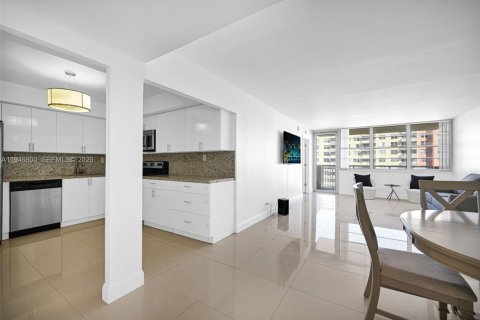 Купить кондоминиум в Санни-Айлс-Бич, Флорида 2 спальни, 100.98м2, № 2006900 - фото 13