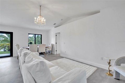 House in Port Charlotte, Florida 2 bedrooms, 98.29 sq.m. № 1882810 - photo 3