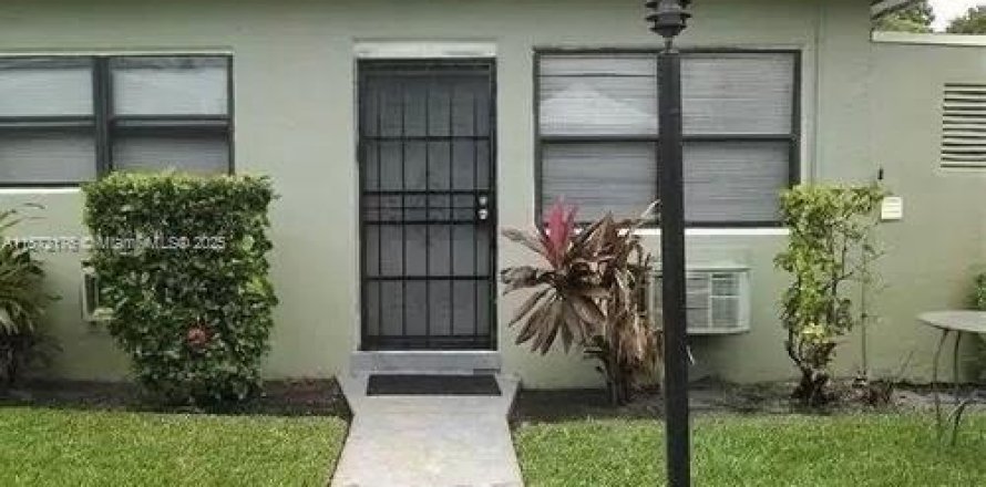 Кондоминиум с 1 спальней в Холливуд, Флорида № 1920341