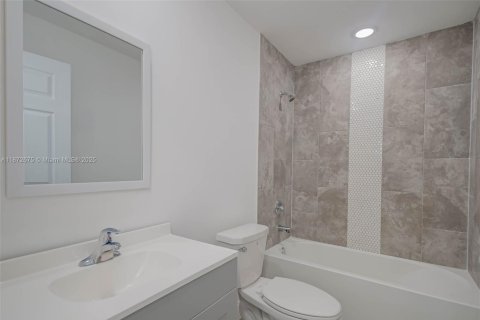 Купить коммерческую недвижимость в Лихай-Эйкерс, Флорида № 1922588 - фото 14