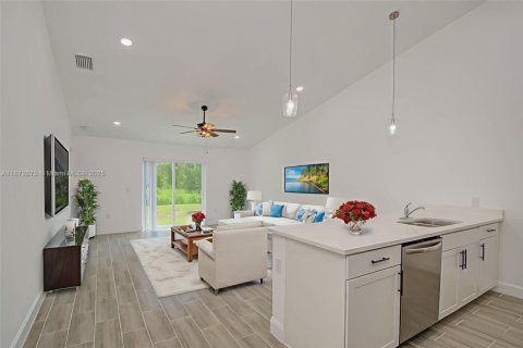 Купить коммерческую недвижимость в Лихай-Эйкерс, Флорида № 1922588 - фото 3