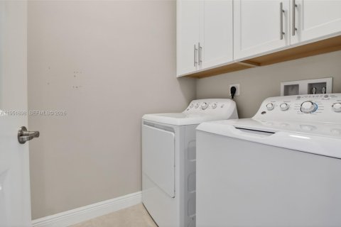 Adosado en venta en Pembroke Pines, Florida, 4 dormitorios, 271.37 m2 № 2006381 - foto 20