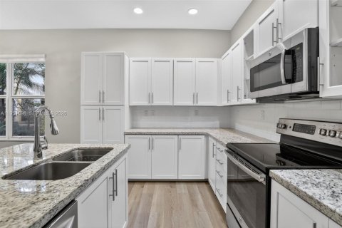 Adosado en venta en Pembroke Pines, Florida, 4 dormitorios, 271.37 m2 № 2006381 - foto 11