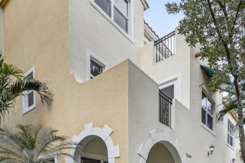 Adosado en venta en Pembroke Pines, Florida, 4 dormitorios, 271.37 m2 № 2006381 - foto 2