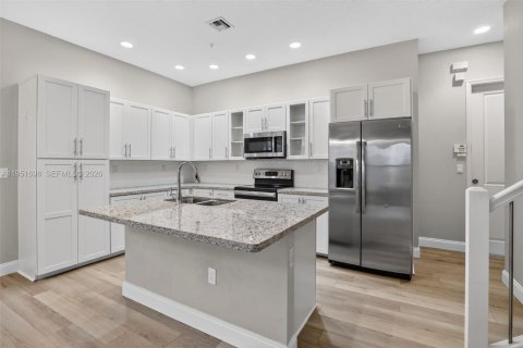 Adosado en venta en Pembroke Pines, Florida, 4 dormitorios, 271.37 m2 № 2006381 - foto 7