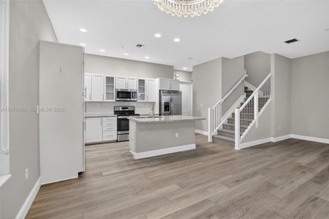 Adosado en venta en Pembroke Pines, Florida, 4 dormitorios, 271.37 m2 № 2006381 - foto 3