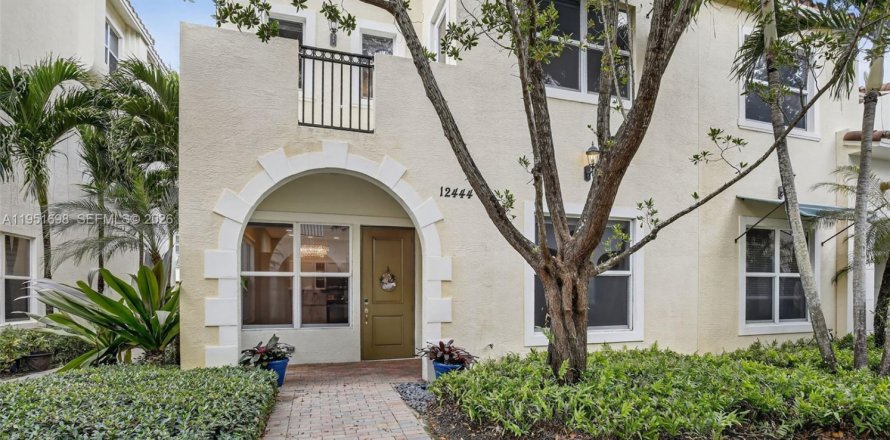 Adosado en Pembroke Pines, Florida 4 dormitorios, 271.37 m2 № 2006381