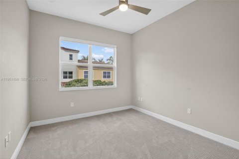 Adosado en venta en Pembroke Pines, Florida, 4 dormitorios, 271.37 m2 № 2006381 - foto 15