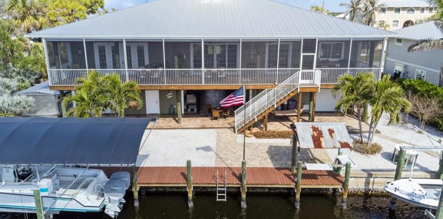 House in Punta Gorda, Florida 3 bedrooms, 283.91 sq.m. № 1521977
