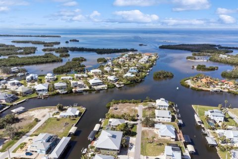 House in Punta Gorda, Florida 3 bedrooms, 283.91 sq.m. № 1521977 - photo 2
