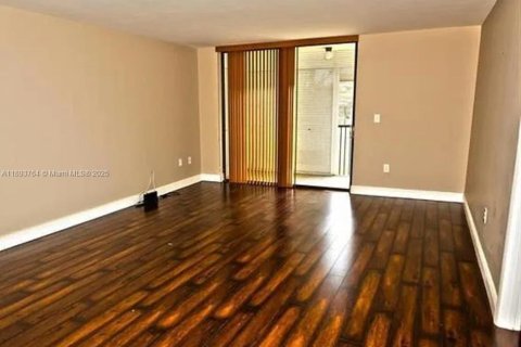 Condominio en venta en Lauderhill, Florida, 1 dormitorio, 77.39 m2 № 2054955 - foto 3