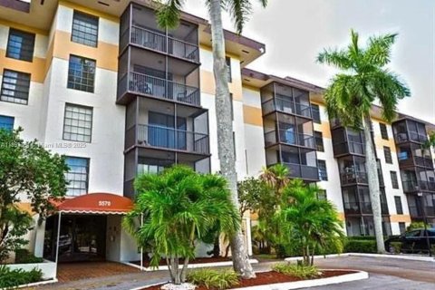 Condominio en venta en Lauderhill, Florida, 1 dormitorio, 77.39 m2 № 2054955 - foto 1