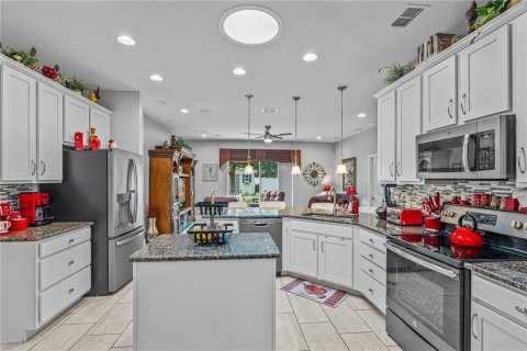House in DeLand, Florida 4 bedrooms, 173.73 sq.m. № 2400300 - photo 11