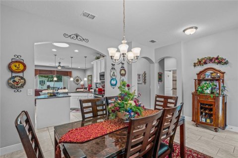 House in DeLand, Florida 4 bedrooms, 173.73 sq.m. № 2400300 - photo 10