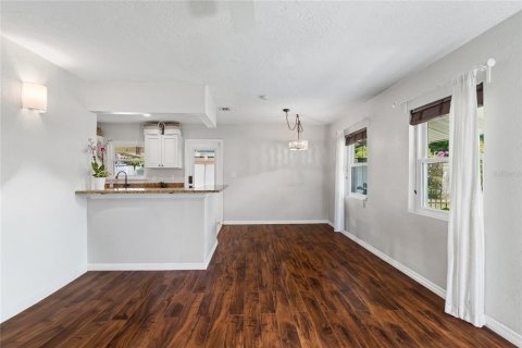 Casa en venta en Tampa, Florida, 4 dormitorios, 109.16 m2 № 2117136 - foto 2