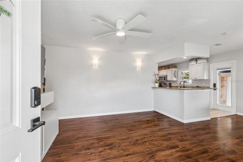 Casa en venta en Tampa, Florida, 4 dormitorios, 109.16 m2 № 2117136 - foto 5