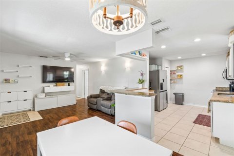 Casa en venta en Tampa, Florida, 4 dormitorios, 109.16 m2 № 2117136 - foto 4