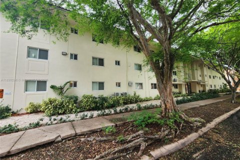 Condo in Coral Gables, Florida, 1 bedroom  № 1807787 - photo 1