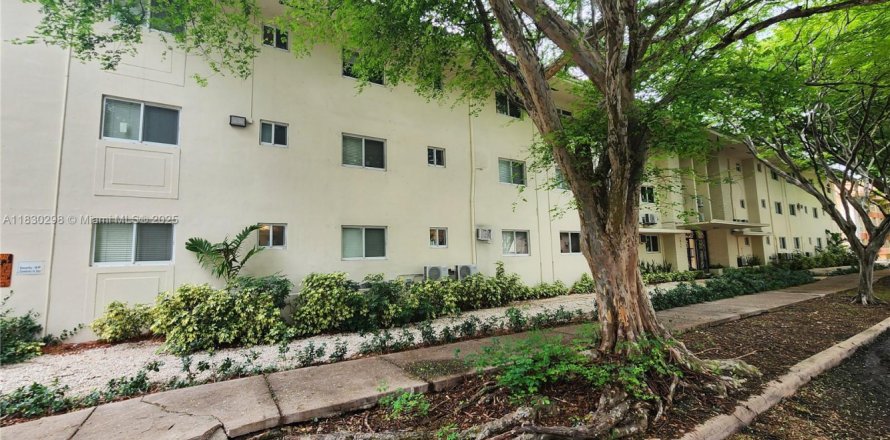 Condo in Coral Gables, Florida, 1 bedroom  № 1807787