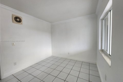 Condo in Coral Gables, Florida, 1 bedroom  № 1807787 - photo 14