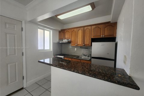 Condo in Coral Gables, Florida, 1 bedroom  № 1807787 - photo 2