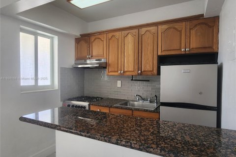 Condo in Coral Gables, Florida, 1 bedroom  № 1807787 - photo 3